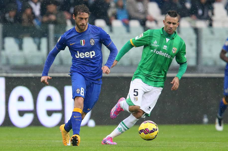 La Serie A diventa un arcobaleno e mischia i colori: in questa giornata la Juventus in campo in blu (nella foto Marchisio a sinistra), il Parma in verde (Ghezzal a destra nella foto), la Lazio granata e il Cesena in rosa. E per alcune c&#39; un perch...